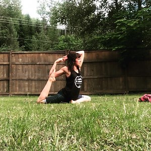 Yoga doesn’t have to look a certain way. Sometimes we overthink it. Sometimes we procrastinate. . . More times than not, it’s that 10 mins of intentional movement and breathing that shifts the energy of the entire day. . . Yoga (how ever it looks) invites us to step back, take a deep breath and release control. Start fresh. . . Doesn’t matter how it looks. It matters how it feels. ✌️#getonthemat #orgrass | Jocelyn Dawn