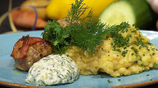 Wir in Bayern | Rezept: Fleischpflanzerl im Speckmantel mit Kartoffelsalat und Gurkentatar