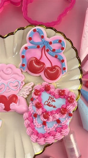 ✨ CLASS PREVIEW ✨ Ma Chérie — a Vintage Valentine Cookie Workshop 🤍 This is an intermediate-level cookie decorating class (basic royal icing knowledge recommended). You’ll get 5 full decorating tutorials, plus a mini icing consistency guide, color-mixing reference, transfer tutorial, and my royal icing recipe as a bonus. Techniques include layering & dimension, vintage piping, wet-on-wet, airbrushing, edible paint, brush embroidery, character detailing, and simple roses. 🎥 English audio with S
