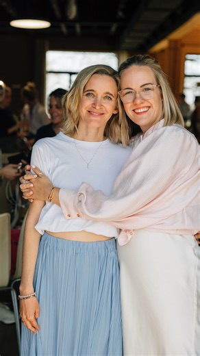 Dein Wissens Hub rund um dōTERRA & einen gesunden Lifestyle on Instagram: "Als ich mit Network Marketing begonnen habe war ich 28 Jahre jung. Ich war gerade fertig mit meinem Studium, hatte einen Master in Gesundheitswissenschaften in der Tasche und arbeitete selbständig als Yogalehrerin und Ernährungsberaterin. Mein großer Traum war es beruflich Menschen darin zu unterstützen gesünder und glücklicher zu leben und mehr verbunden zu sein. Mit sich selbst und der Welt um sie herum. Als ich auf ein