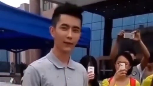 2015年的粉丝陪朦朦哥过生日，这时哥哥肉眼可见的轻松快乐啊，那时都是爱他的真粉在身边