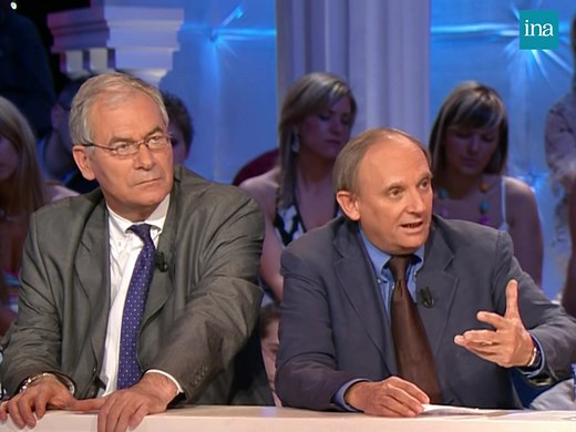 🤔 AFFAIRE CLEARSTREAM. Jean-Marie Pontaut et Gilles Gaetner, rédacteur en chef et adjoint de l'Express livrent le récit de l'affaire "Clearstream". Ils résument : après la mort de Jean-Luc Lagardère, président d'EADS, la théorie d'un assassinat par la mafia russe est envisagé et une affaire avec des faux comptes est créée pour protéger l'entreprise des concurrents. Les deux journalistes expliquent qu'elle prend une tournure politique lorsque le nom de Nicolas Sarkozy apparaît sur un listing, qu