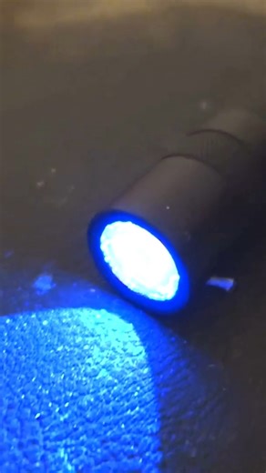 vicesat on Instagram: "Lo que no Ves en tu Coche... Quitar Olores, Detectar Fugas, Limpiar Interior con Luz UV VIDEO COMPLETO : https://www.facebook.com/share/v/1ByKugSg84/ Si tu coche huele mal hasta despues de limpiarlo, lo mejor es buscar donde esta la suciedad que no se ve a simple vista. Usando luz ultravioleta puedes ver todo, desde huellas, manchas, bichos, fugas del motor y hasta comprobar la documentacion. Creo que es la mejor manera de limpiar un coche a fondo, sobretodo el interior. A