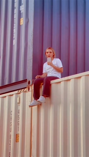 ¿40 HC, DC, ST? 🤔 Si alguna vez te has confundido con las siglas de los contenedores, este video es para ti. A veces ese pie extra de altura hace toda la diferencia en tu operación logística. 📏 🔹 40: Se refiere al largo (40 pies). 🔹 HC (High Cube): Tienen mayor altura (un pie extra), ideales para carga voluminosa. 🔹 DC (Dry Cargo) / ST (Standard): El contenedor estándar que todos conocemos. 💡 Tip Pro: Si tu carga es ligera pero ocupa mucho volumen, el High Cube es tu mejor aliado para opti