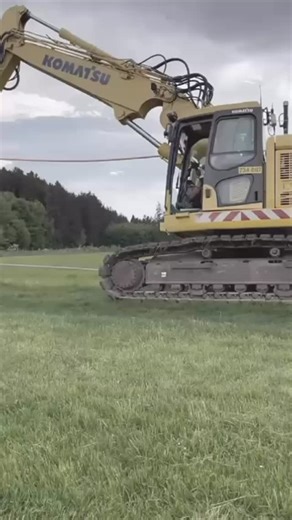 Brettmeister GmbH on Instagram: "🚜🔧 Leitungen verlegen – aber richtig effizient! Schnell ⚡, einfach 👍 und kostensparend arbeiten? Mit dem BKP Anbaukabelpflug wird genau das möglich. Egal ob Strom ⚡, Glasfaser 🌐 oder andere Leitungen – der BKP Kabelpflug sorgt für sauberes und präzises Verlegen, ganz ohne aufwendige Erdarbeiten. ✅ Einsatz für Traktor oder Bagger ✅ Zeitsparend im täglichen Einsatz ⏱️ ✅ Wirtschaftlich durch geringere Arbeits- und Maschinenkosten Setzt auf eine smarte Lösung im
