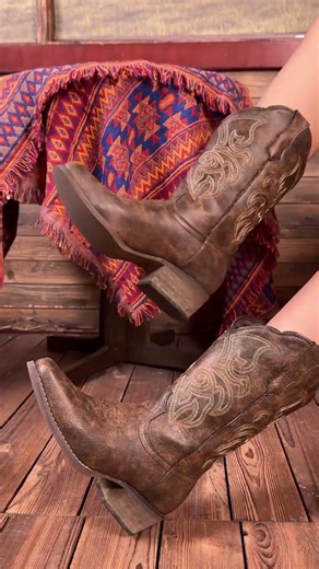 In Motion: Seeing These Cowboy Boots Walk, Turn & Move