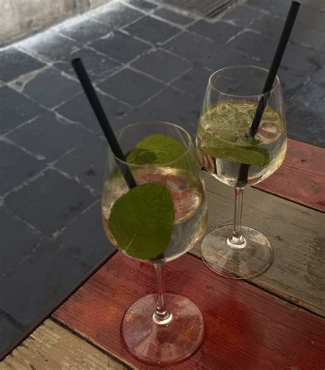 Hugo Spritz Recipe & Aesthetic Tips for a Chic Hugo Spritz
