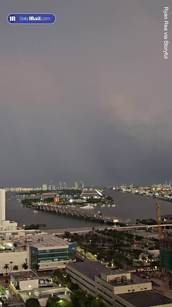 Breathtaking fork of lightning captured in Miami