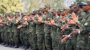 📹AMASHUSHO 📹 Perezida Paul Kagame akaba n’Umugaba w’Ikirenga w’Ingabo z’u Rwanda, yagejeje ijambo ku basirikare bagera ku bihumbi 6, ubwo hasozwaga amasomo ya gisirikare i Gabiro. #RBAAmakuru | RwandaTelevision