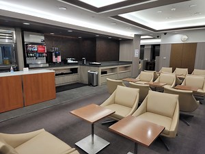 Review: American Airlines Admirals Club, Honolulu - View from the Wing