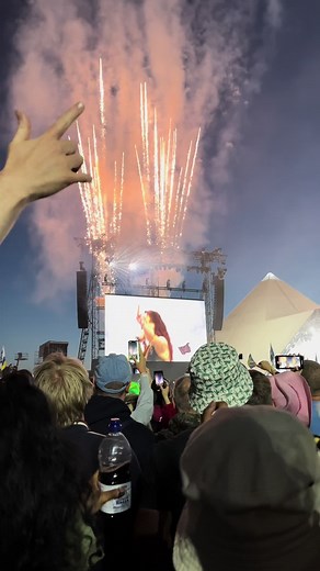 @Dua Lipa #glastonbury #glastonburyfestival #dualipa #levitating #pyramidstage #firewords #headliner