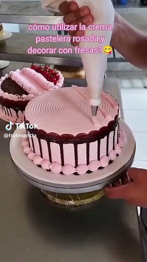 Decora un Pastel con Crema Pastelera y Fresas
