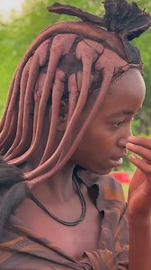 32M views · 550K reactions | El cabello de las chicas Mutua de Angola se caracteriza por peinados elaborados con trenzas finas que a menudo se unen en formas artísticas. Suelen decorarlo con arcilla roja, cuentas y otros adornos tradicionales, lo que refleja su identidad cultural, estatus y belleza dentro de la comunidad. #inspirarionofafrica | Quim Fàbregas | Facebook