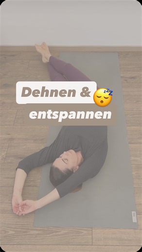 Nadine I Yoga & Bewegung on Instagram: "Kennst du das… wenn der Tag eigentlich vorbei ist, aber dein Körper das noch nicht mitbekommen hat?😅 Wenn alles in dir müde ist, aber die Schultern trotzdem oben hängen, der Rücken fest bleibt und die Hüfte einfach nicht loslassen will — als würde sie immer noch alles halten, was du heute getragen hast? 🙏🏼 Genau an solchen Tagen mache ich etwas, das so simpel aussieht, dass man fast vergisst, wie gut es tut: 👉 Ich lege mich auf den Boden, strecke die A