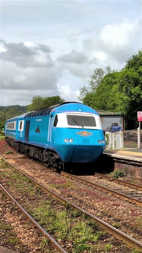 🚆🔵 The Blue Pullman HST Runs Through Bodmin Parkway on a Railtour #trains #railway #shorts