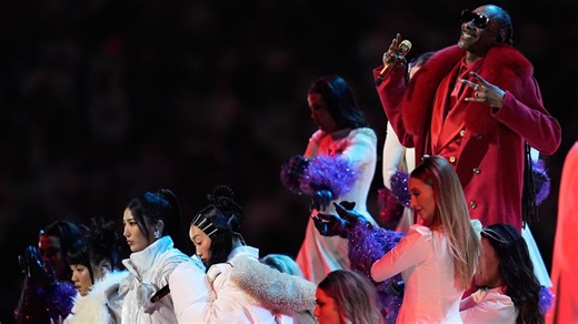 Who performed with Snoop Dogg during the Netflix Christmas halftime show?