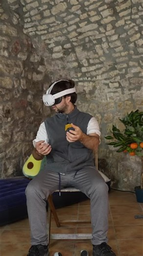 Mann erkundet VR-Welt, sucht weiblichen Avatar und findet sie beim Kochen. Eine Nachricht bringt die Wendung! #VR #VirtualReality #Gaming #Tech #Avatar