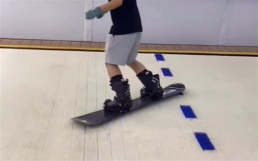 SNOWMONKEY滑雪机 旱雪机 比想象中的好玩 更加接近真雪的滑行感受 滑雪小白和大神均可找到自己快乐!