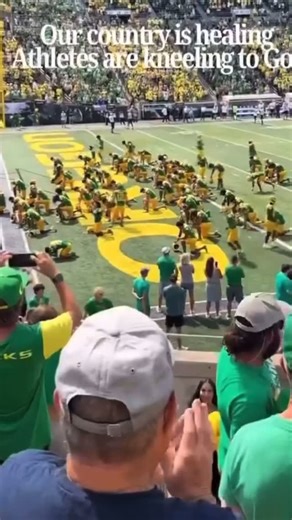 INSPIRED: The Oregon Ducks football team comes together in prayer before every game, lifting their voices to God. 🙏 This movement is spreading—thousands of college athletes across the nation are now starting their games with prayer. TRULY POWERFUL. | Bienvenido