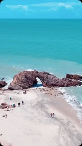 Todo o encanto da Pedra Furada, um dos principais pontos turísticos de Jericoacoara. 😍✨ Ficou a fim de conhecer? #VemPraJeri 📹 @elton.passeios #jeri #jericoacoara #pedrafurada | Jericoacoara