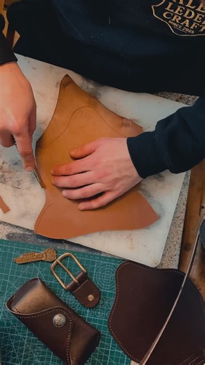 Alex Leder Craft | ALC on Instagram: "Real leather. Real hands. Real craft. #alexledercraft #handmade #leather #craft #artisan"