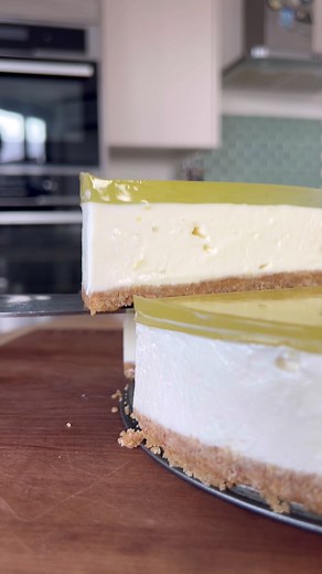 • Ingredients: - 200g digestive biscuits - 100g unsalted butter, melted - 600g cream cheese - 200g icing sugar - 300g double cream - Juice and zest of 2 lemons. -Lemon jelly, optional. • Instructions: -Crush the digestive biscuits into fine crumbs using a food processor or by placing them in a ziplock bag and crushing with a rolling pin. -In a bowl, combine the biscuit crumbs with the melted butter until well mixed. -Press the mixture into the bottom of a greased 9-inch (23 cm) springform pan, c