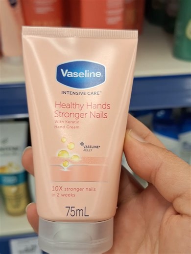 Vaseline intensive care healthy hands stronger nails chez action est une crème de soin qui hydrate la peau sèche et fortifie les ongles en 2 semaines😱 #vaseline #nail #ongles #ongleslong #actionaddiction
