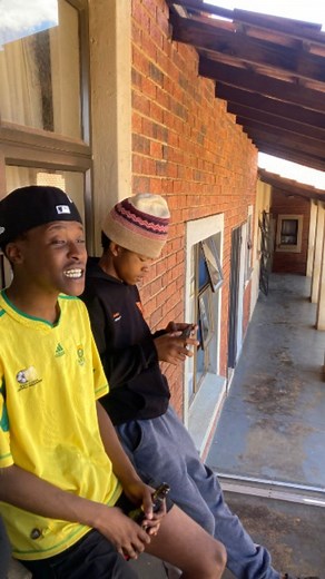 3.2K views · 60 reactions | This is friendly fire cause I also use an android  #reelskarofeelkaro #fyp #viralreels #contentstrategy #reels #funnyreels #comedy #trendingsounds #samsung #techtrends | Tiizy Bellantinés | Facebook