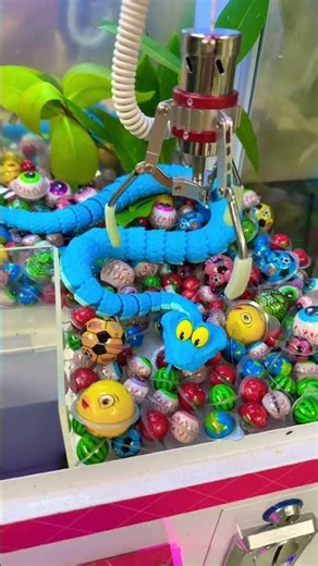 Snake in claw machine⁉️
