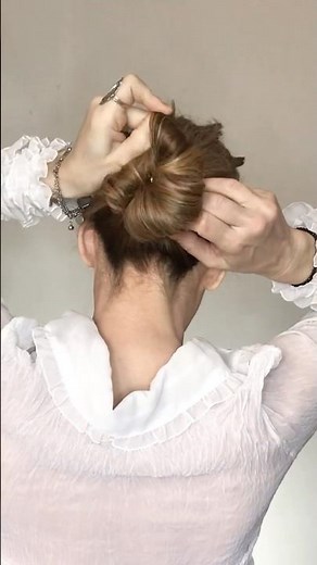 Messy Bun ✨Quick & Easy Tutorial!