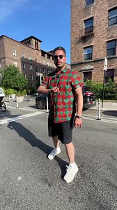 This neighborhood in NYC’s Queens borough is one of the more beautiful you will see. It was meant to be a utopia outside the crowded streets of Manhattan, but still a short train ride away. Jackson Heights brought the idea of the Garden City from England and made it popular here. Paving the way for Forest Hills Gardens and Tudor City. Thanks to Samuel Márquez for helping me film. A version in Spanish is coming soon! (Una versión en Español de este vídeo viene pronto) | Urbanist Ariel