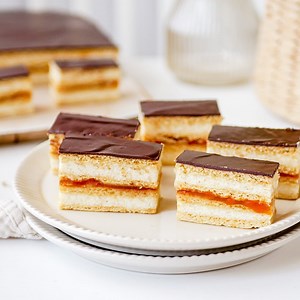 Puha, mézes lapok egy kevés citrussal, lágy, selymes krém egy kis vaníliával, baracklekvár és csoki. Ez bizony a mézes-krémes. ⚬⁣⁣⁣⁣⁣⁣⁣⁣⁣⁣⁣⁣⁣⁣⁣⁣⁣⁣⁣⁣⁣⁣⁣⁣⁣⁣⁣⁣⁣⁣⁣⁣⁣⁣⁣⁣⁣⁣⁣⁣⁣⁣⁣⁣⁣⁣⁣ Ki süti még meg húsvétra? https://annuskam.hu/klasszikus-mezes-kremes/ | Annuskám