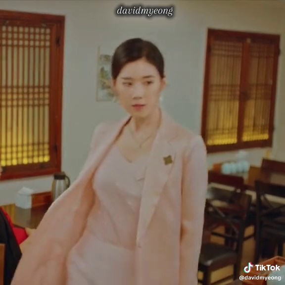 Outfit sang chảnh của nữ thủ tướng trong The King: Eternal Monarch