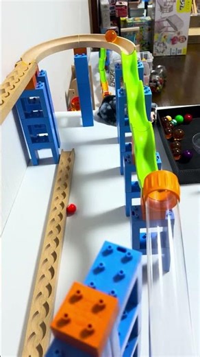 Long marble run race♪ A long, winding wooden course and a transparent S-curve course