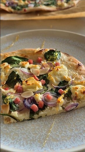 Knuspriger Flammkuchen mit Spinat und Feta 🫰🏽😍😋 #flammkuchen #feierabendküche #knusprig #food #yummy