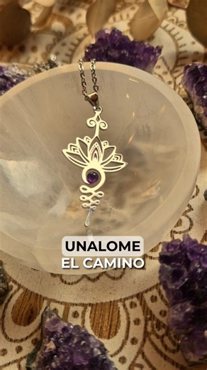 El símbolo Unalome representa el camino de la vida: los giros, los aprendizajes, los momentos en que nos perdemos… y cómo, poco a poco, encontramos claridad. ✨ La flor de loto nos recuerda que la belleza puede nacer incluso del barro, y la amatista, con su energía serena, nos ayuda a mantener la calma en ese viaje. 🌿 Una pieza que no solo se lleva puesta… se vive. 💜 #unalome #flordeloto #amatista #tripleintencion #joyasconintencion #espiritualidadconsciente #caminoespiritual #renacer #piedrasn