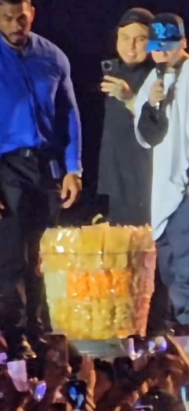 ¡Se la rifa bien chido el #santafeklan !💸💰 Le compró todos los chicharrones al don, todo sucedio en un concierto en Mérida…