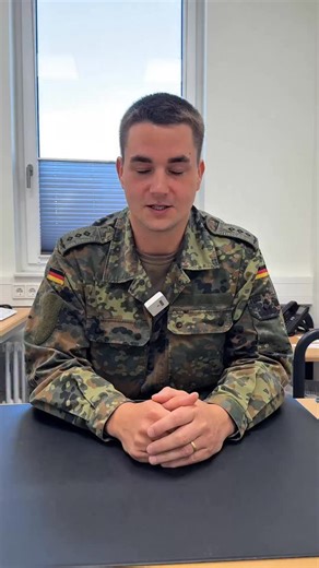 Hauptmann Julius hat 3 Tipps im Assessment-Interview für dich: 1️⃣Beschäftige dich mit dem Soldatenberuf 2️⃣Kenne dein Laufbahnziel 3️⃣Sei dir klar, welche Verwendung du anstrebst 👉Mit diesen Basics überzeugst du im Gespräch! Hast du noch Fragen? #bundeswehr #bundeswehrkarriere #karrierecenter | Bundeswehr Karriere