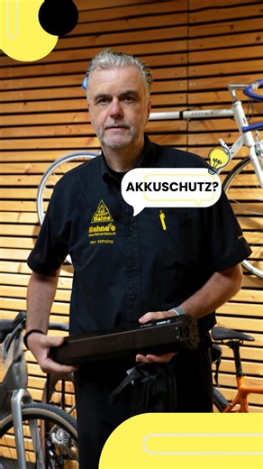 Wenn ihr euer E-Bike im Winter nicht nutzt, denkt unbedingt an die richtige Akku-Pflege. Optimal ist ein Ladezustand von etwa 50 %, damit sich der Akku nicht tiefentlädt und seine Lebensdauer erhalten bleibt.💡 Für eine sichere und schonende Lagerung empfehlen wir eine passende Akkuhülle, ideal für die Winterpause und ebenso praktisch, wenn ihr den Akku z. B. mit in den Urlaub nehmt. 👉 Kommt gerne bei uns im Laden vorbei und lasst euch individuell beraten. #ebike #akku #winterpflege | Fahrrad H
