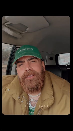 ‎Moein Z | معین زد‎ on Instagram‎: "⁨ اون مُرد و تجربش نکرد .. کی یکباره میگه زندگی ..؟! دوست داره سرعت و ولی .. میترسه از رانندگی ☺️ اون حرف رو اسلحه نکرد.. قطعا درسته واژه هاش .. پر بود خشاب اون ولی .. (( ژِ )) داره کلِ باشه هاش.. MoeinZ⁩ گوهر خود را نزن صائب به سنگ ناقصان.. باش تا جوهر شناس قابلی پیدا شود .."‎