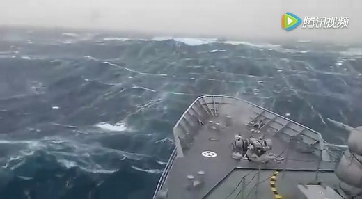 在狂风暴雨的大海中开船是什么样的体验？你可能随时被大海吞没