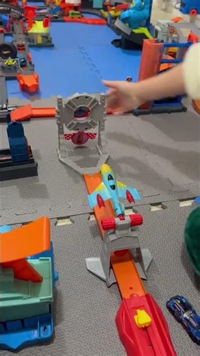 Pista Hot Wheels – Acrobacias com Carro e Avião! 🔥✈️🚗