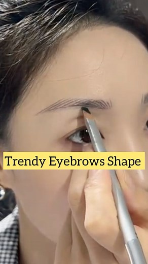 “Easy eyebrow shaping using an eyebrow pencil ✏️ Natural, clean & beginner-friendly!”