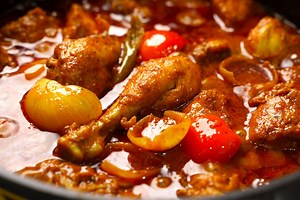 Chicken curry with a deep rich flavor with the caramalized onions lending a wonderful texture to the gravy! #chickendopyaza #chickendopyazarecipe #chickencurry #chickendopiaza #chickencurryrecipe #chickengravy #chickengravyrecipe #spiceeats | Spice Eats