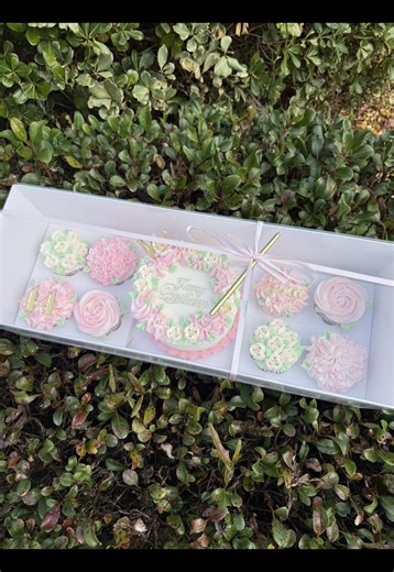 Our sleek white cupcake box with a clear lid is designed to beautifully showcase 8 cupcakes while keeping them secure and fresh. Perfect for birthdays, celebrations, gifting, pop-ups, and everyday treats 💕 The crystal-clear lid highlights every swirl, flower, and detail—because your creations deserve to be seen 🤍🧁 📦 Available now in our storefront ✔️ Convenient 5-pack & 10-pack options ✔️ Clean, modern look for every occasion Upgrade your presentation and let your cupcakes do the talking ✨ #