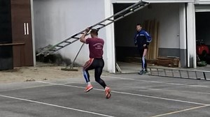 Bulgarian 'firesport' record-holder deftly climbs building with ladder