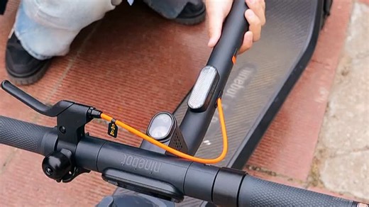 代步天选板！E2Pro 30km续航汽车级车架，轻便折叠设计，通勤出游轻松驾驭，3秒快速折叠，地铁骑行无缝衔接，高强度铝合金车身，载重120kg稳如轿车，让你告