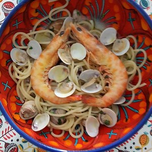 33K views · 48 reactions | Spaghetti with Clams & Tiger prawns. Spaghetti con Lupini e un Cuore di Gamberoni! Please 1 like on the FAN PAGE ⤵⤵⤵⤵ https://www.facebook.com/italianvideorecipes/ Follow us on YouTube https://www.youtube.com/user/XAVIER230861 | Cooking with Enza Saverio & Friends Italian recipes Ricette Italiane | Facebook