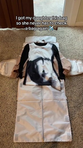 The JetSet duffle bag pays for itself the first time you use it 💁‍♀️ #fyp #viral #travelbag #travelhack #travel #bag #dufflebag