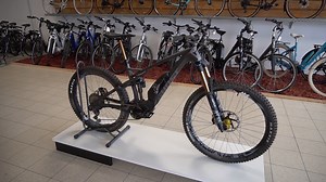 Vom Original Ghost SLAMR Customaufbau sind lediglich der Rahmen, Motor, Akku und Schaltung erhalten geblieben, alles andere wurde ersetzt oder ergänzt. Das Ergebnis des Umbaus zeigt euch Kai Gimmler im Video. Kai Gimmler Bikes EKC Einkaufscenter Bous Saarbrücker Straße 197 D-66359 Bous Di.- Sa.: 10-18h Montags geschlossen! E-Mail: info@kai-gimmler-bikes.de www.kai-gimmler-bikes.de | German Television